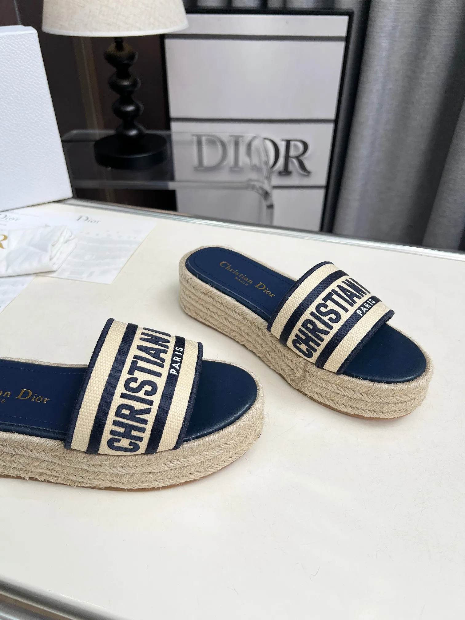 💕💕Factory direct selling price p420💕💕 Dior Dior spring and summer new IVIETA DWAY jelly color flat-bottomed one-slip women's shoes with color matching CD letter logo three-dimensional embroidery thick-soled round toe open-toe slippers. The original version is developed to be the top version on the market. It feels soft and delicate on the feet and is extremely comfortable. Material: Upper imported raffia electric embroidery high-temperature water-soluble cotton technical fabric + water-dyed cowhide foot lining + original consistent combination outsole Outsole: original outsole Size: 35-42 (40.41.42 custom-made, non-refundable and non-exchangeable)